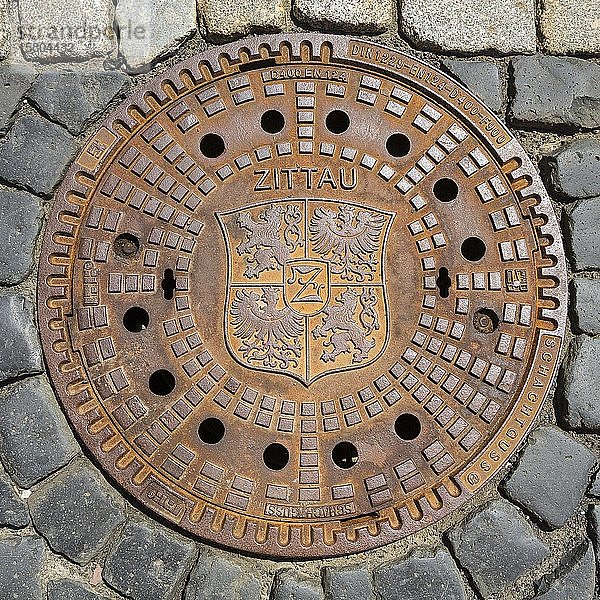 Kanaldeckel mit Wappen von Zittau  Sachsen  Deutschland  Europa