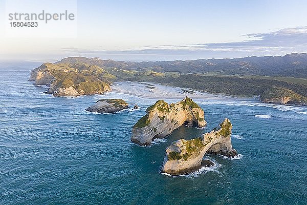 Felseninsel am Strand von Wharariki  Wharariki Beach  Golden Bay  Südland  Neuseeland  Ozeanien