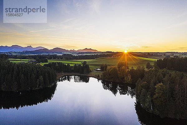 Sonnenuntergang am Schmutterweiher  bei Roßhaupten  Drohnenaufnahme  Ostallgäu  Allgäu  Alpenvorland  Schwaben  Bayern  Deutschland  Europa
