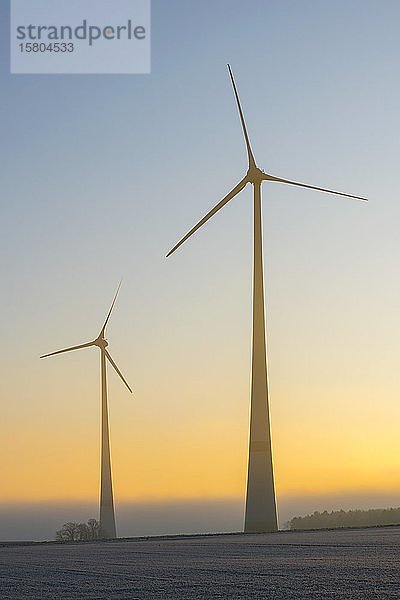 Windkraftanlagen  Silhouetten in der Dämmerung  Schwäbische Alb  Baden-Württemberg  Deutschland  Europa