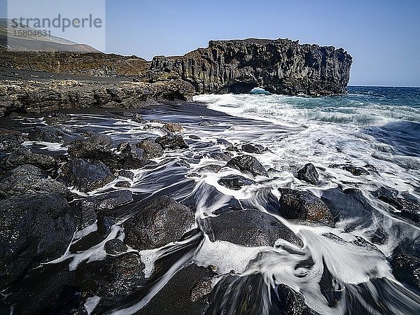 Wasser fließt nach einer großen Welle zwischen Steinen zurück in den Atlantischen Ozean  La Palma  Kanarische Inseln  Spanien  Europa