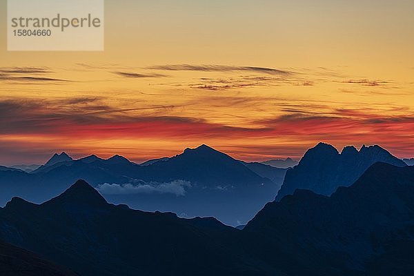 Sonnenaufgang über den Lechtaler Alpen  Berwang  Lechtal  Außerfern  Tirol  Österreich  Europa