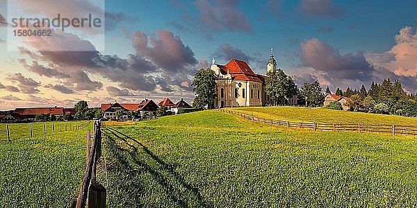 Wallfahrtskirche zum Gegeißelten Heiland auf der Wies bei bewölktem Himmel am Abend  Steingarten  Pfaffenwinkel  Bayern  Deutschland  Europa