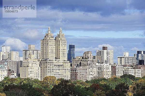 Blick über den herbstlichen Central Park auf die Dakota Towers  Manhattan  New York City  New York State  USA  Nordamerika