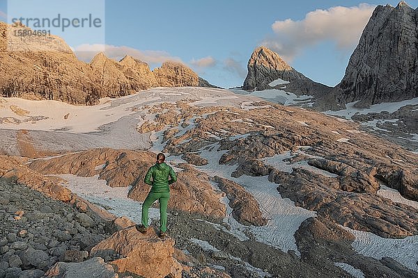 Sonnenuntergang  Wanderer schaut auf alpine Landschaft  Großer Gosaugletscher  Hohes Kreuz  Hoher und Niederer Dachstein  Mitterspitz  Salzkammergut  Oberösterreich  Österreich  Europa