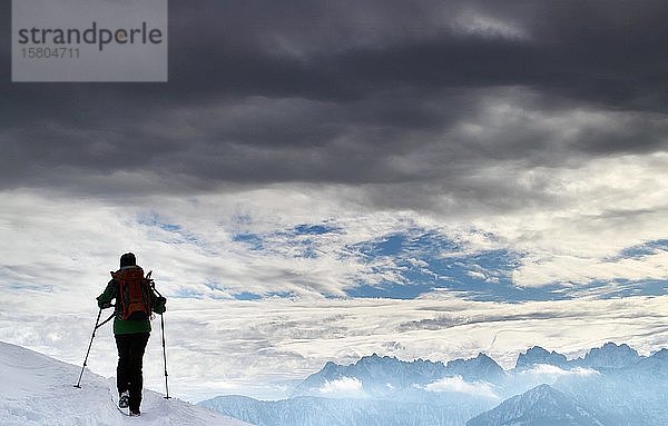 Bergtour im Winter mit dramatischer Beleuchtung  Blick auf Wilder Kaiser  Wandberg  Chiemgauer Alpen  Oberbayern  Bayern  Deutschland  Europa