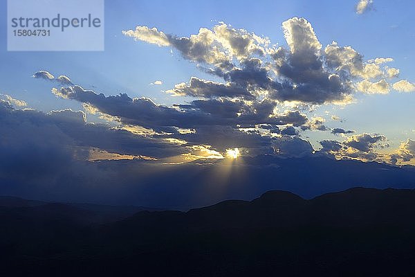 Sonnenuntergang mit Wolken  Uspallata  Provinz Mendoza  Argentinien  Südamerika