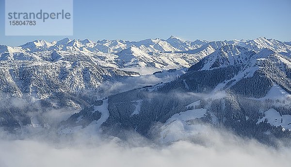 Blick über das Brixental  Bergpanorama im Winter  Wolkendecke im Tal  Skigebiet SkiWelt Wilder Kaiser Brixental  Brixen im Thale  Tirol  Österreich  Europa