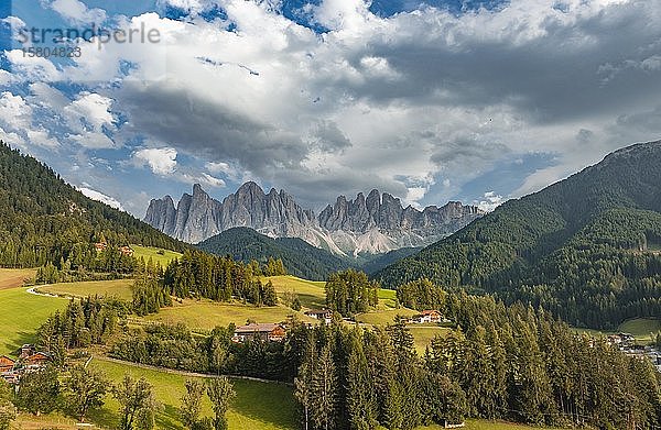 Kirche St. Magdalena und Felder  Villnößtal  im Hintergrund Geislergruppe mit Sass Rigais  St. Magdalena  Bozen  Südtirol  Italien  Europa