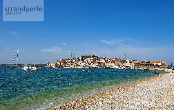 Strand  Primosten  Kroatische Adriaküste  Mitteldalmatien  Dalmatien  Kroatien  Europa