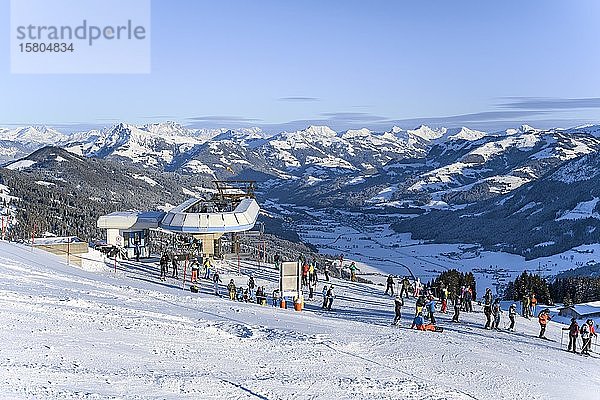 Skifahrer am Kälbersalvenlift  Sessellift im Skigebiet SkiWelt Wilder Kaiser Brixental  Brixen im Thale  Tirol  Österreich  Europa