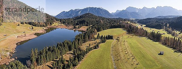 Luftaufnahme  Geroldsee bei Krün  Werdenfelser Land  Karwendelgebirge  Oberbayern  Bayern  Deutschland  Europa