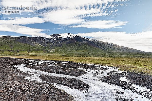 Bach vor dem Vulkan Snæfellsjökull  Snæfellsjökull National Park  Snaefellsnes Halbinsel  Snæfellsnes  Vesturland  Island  Europa