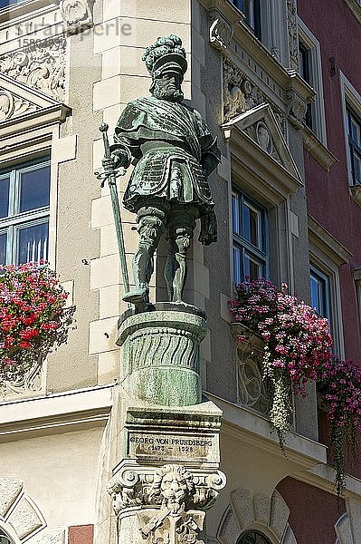 Georg I. von Frundsberg  Bronzestatue von Jakob Bradl  Rathaus  Marienplatz  Altstadt  Mindelheim  Schwaben  Bayern  Deutschland  Europa