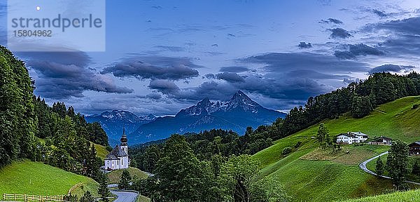 Kapelle Maria Gern mit Watzmann im Hintergrund  Berchtesgaden  Oberbayern  Bayern  Deutschland  Europa
