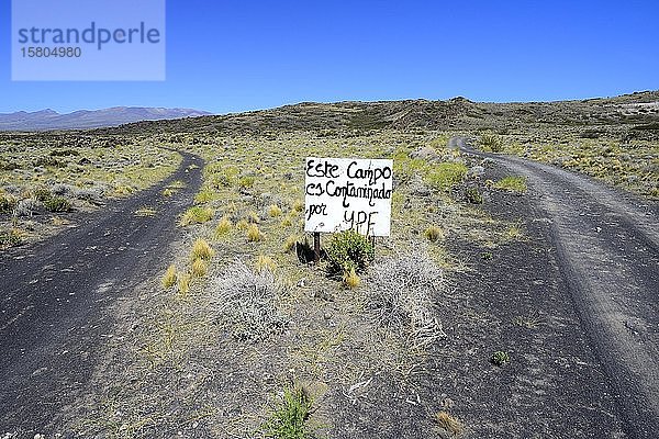 Startbahn mit Protestschild gegen die Ölgesellschaft YPF  Reserva La Payunia  Provinz Mendoza  Argentinien  Südamerika