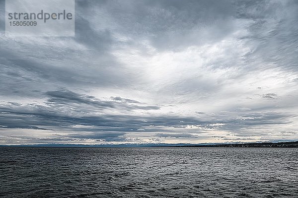 Wolkenformation über dem Bodensee  am Horizont die Schweizer Alpen  Landkreis Konstanz  Baden-Württemberg  Deutschland  Europa