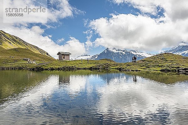 Kleines Haus am Bachalpsee  hinter dem Wetterhorn und Schreckhorn  Grindelwald  Bern  Schweiz  Europa