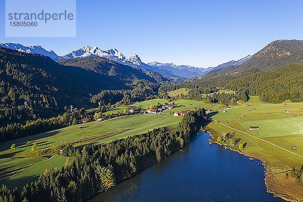 Geroldsee bei Krün und Wettersteinmassiv  Werdenfelser Land  Drohnenaufnahme  Oberbayern  Bayern  Deutschland  Europa