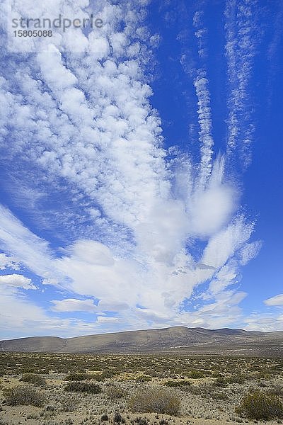 Landschaft mit Wolkenatmosphäre  bei Chos Malal  Provinz Neuquén  Patagonien  Argentinien  Südamerika