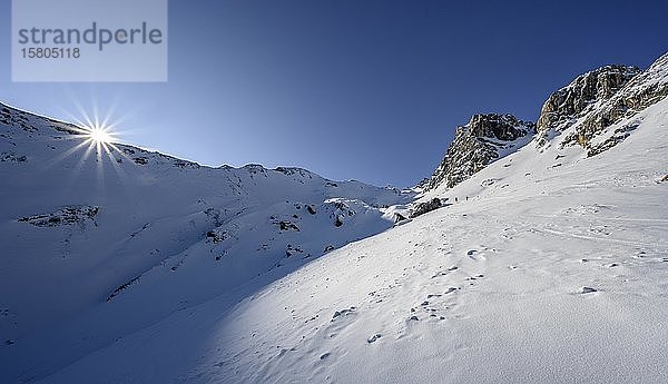 Sonne strahlt über Bergkämme  Skitourengeher im Winter  Aufstieg zur Geierspitze  Wattentaler Lizum  Tuxer Alpen  Tirol  Österreich  Europa