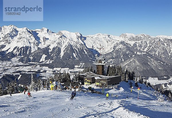 Skigebiet Planai mit Blick auf die Bergstation und das Dachsteinmassiv  Schladming  Steiermark  Österreich  Europa