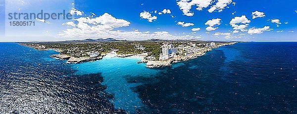 Luftaufnahme  Porto Colom  Cala Tropicana und Cala Domingos Küste mit Villen und Hotels  Malloca  Balearische Inseln  Spanien  Europa
