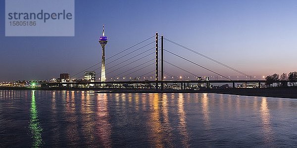 Nachtaufnahme Düsseldorf  Blick auf den Rheinturm  Landtag und Rheinkniebrücke  Düsseldorf  Deutschland  Europa
