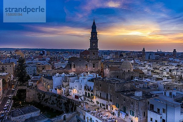 Luftaufnahme der Altstadt von Monopoli  in der Abenddämmerung  Apulien  Italien  Europa