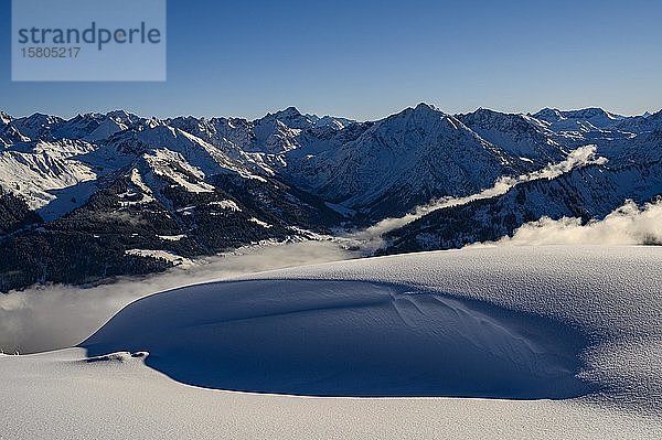 Verschneite Landschaft mit Wolken und Allgäuer Alpen  Ritzlern  Kleinwalsertal  Vorarlberg  Österreich  Europa