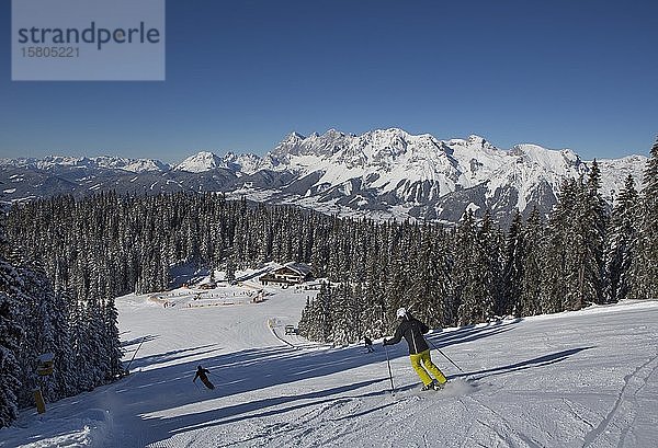 Skigebiet Planai mit Märchenwiesenhütte und Blick auf das Dachsteinmassiv  Schladming  Steiermark  Österreich  Europa