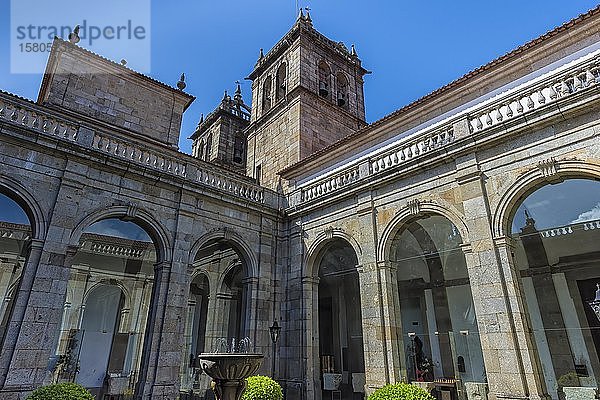 Glockenturm der Kathedrale Da Se vom Kreuzgang aus gesehen  Braga  Minho  Portugal  Europa