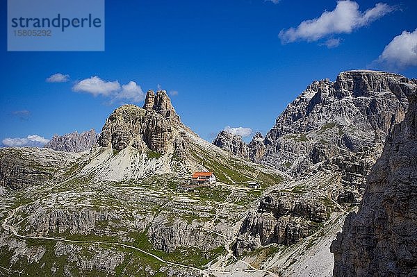 Blick auf die Drei Zinnen Hütte und den Toblinger Knoten  Sextner Dolomiten  Südtirol  Südtirol  Italien  Europa