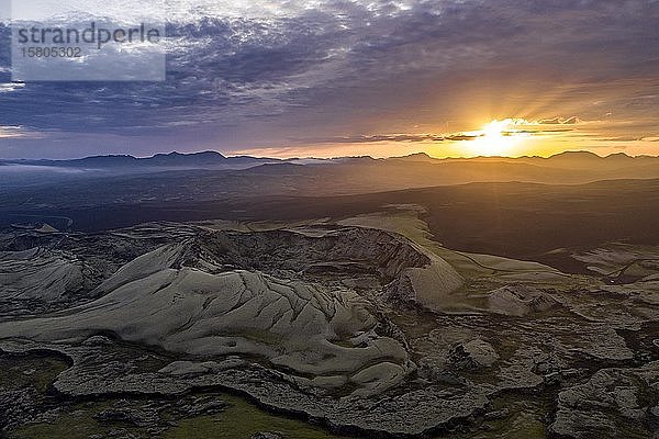 Luftaufnahme  Vulkankrater bei Sonnenuntergang  Isländisches Hochland  Südisland  Island  Europa