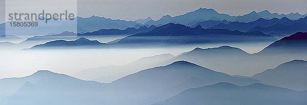 Blau abgestufte Gebirgszüge im Gegenlicht  vom Monte Lema bis zum Nationalpark Val Grande und dem Monte-Rosa-Massiv  Lago Maggiore  Lombardei  Italien  Europa