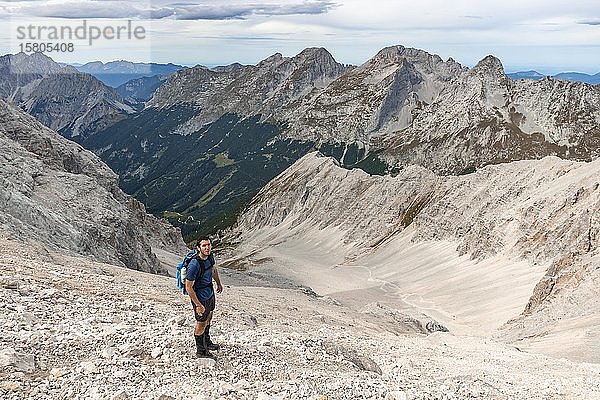 Wanderer auf Wanderweg zur Birkkarspitze  Geröllfeld  Karwendeltal  Tirol  Österreich  Europa