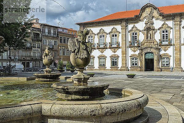 Rathaus und Springbrunnen von Braga  Minho  Portugal  Europa