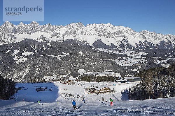 Skigebiet Reiteralm  Lena Alm und Jaga Stüberl  Blick auf das Dachsteinmassiv  Schladming  Steiermark  Österreich  Europa