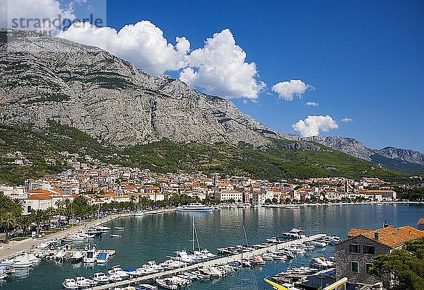 Stadtansicht von Makarska  Biokovo-Gebirge  Makarska Riviera  Dalmatien  Kroatische Adria  Kroatien  Europa