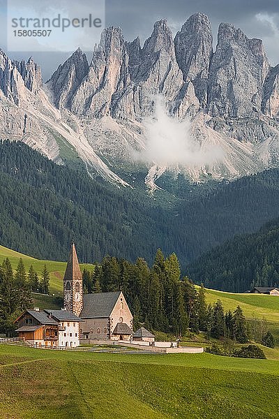 Kirche St. Magdalena  Villnößtal  im Hintergrund Geislergruppe mit Sass Rigais  St. Magdalena  Bozen  Südtirol  Italien  Europa