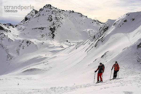 Skitourengeher im Schnee  hinter Schluchtspitzen  Wattentaler Lizum  Tuxer Alpen  Tirol  Österreich  Europa