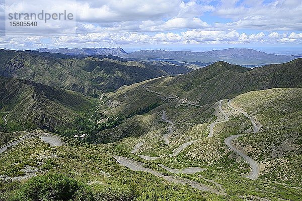 Kurvenreiche Schotterstraße der Ruta de los caracoles  bei Villavicencio  Provinz Mendoza  Argentinien  Südamerika