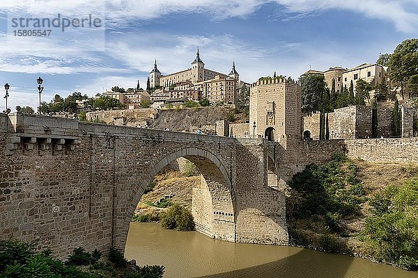Brückentor  Alcantara-Brücke  Puente del Alcantara  über den Fluss Tajo  mit Alcazar de Toledo  Toledo  Kastilien-La Mancha  Spanien  Europa