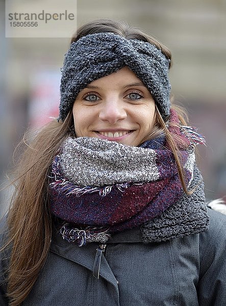 Junge Frau  Porträt  Schal  Winterkleidung  Karlsruhe  Baden-Württemberg  Deutschland  Europa