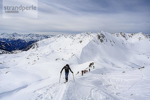 Skitourengeher im Schnee  Aufstieg zu den Klammspitzen  hinter der Mölser Sonnenspitze  Wattentaler Lizum  Tuxer Alpen  Tirol  Österreich  Europa