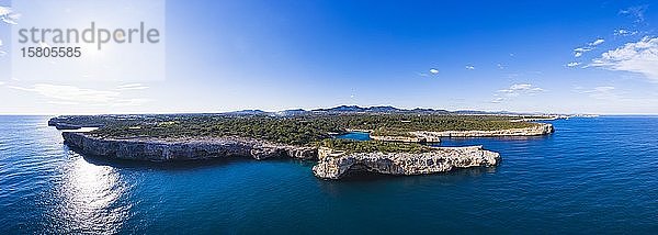 Panorama der Ostküste mit Cala Sa Nau  bei Cala d'Or  Region Migjorn  Drohnenaufnahme  Mallorca  Balearen  Spanien  Europa