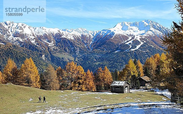 Wanderer  Herbststimmung im Virgental  Zedlach  Matrei  Osttirol  Österreich  Europa