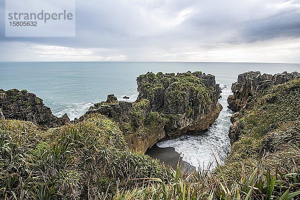 Bucht mit Sandsteinfelsen  Felsformation Pancake Rocks  Paparoa National Park  Punakaiki  Westküste  Südinsel  Neuseeland  Ozeanien