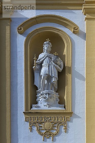 Skulptur von Heinrich II  973-1024  in einer Nische der Pfarrkirche  Königsfeld  Oberfranken  Bayern  Deutschland  Europa
