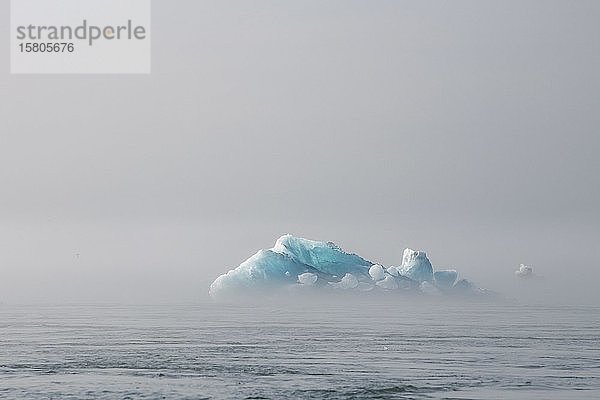 Eisberg  in der Nähe der Gletscherlagune Jökulsarlon  Vatnajökull-Nationalpark  Hornafjörður  Südisland  Island  Europa